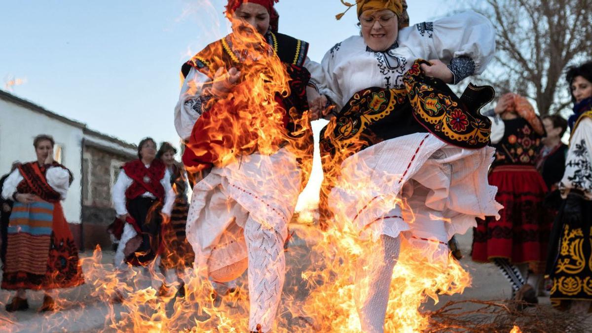 Las águedas de Andavías reviven la tradición del salto del piorno, momento en el que se enfrentan al fuego como parte de las celebraciones en honor a la santa. | Emilio Fraile