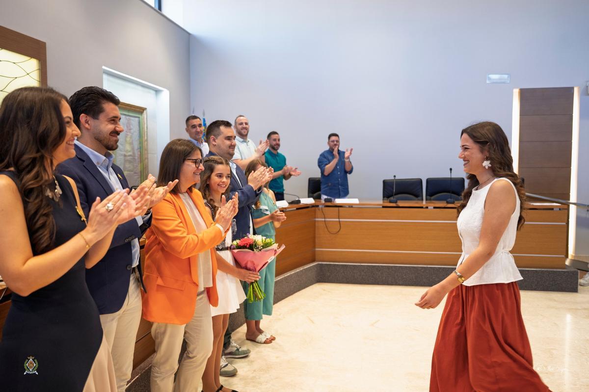 Entrada de la fallera mayor de Carlet al salón de plenos tras recibir la llamada.