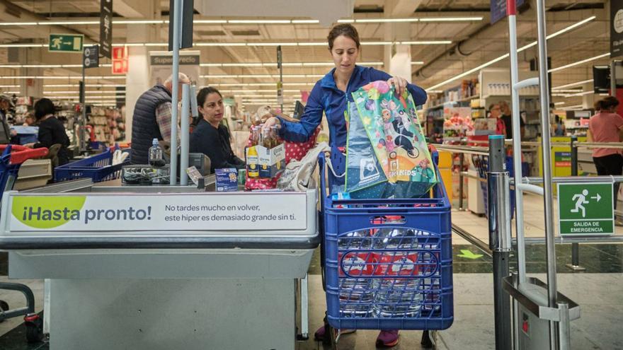 Un grupo de personas hace la compra en un supermercado de las Islas. | |