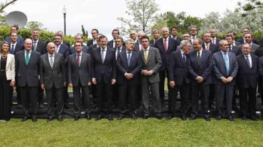 Foto de familia de Rajoy (centro) con representantes de las principales marcas de coches con intereses en España, ayer, en Barcelona.  // Efe