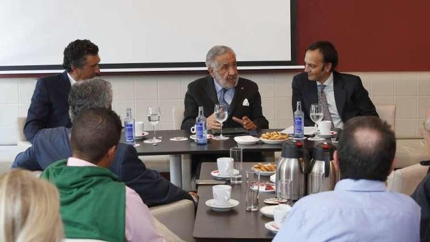 Marques de Magallanes, ayer, entre su hijo Alejandro (izq.), y Andrés Álvarez, de CZ Veterinaria, que lo presentó. // Ricardo Grobas