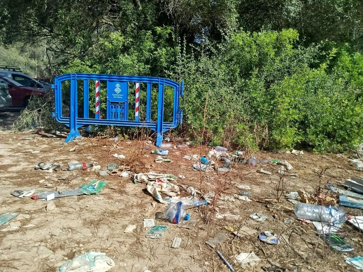 Denuncian suciedad y robos en un aparcamiento público junto a la playa de Cala Major