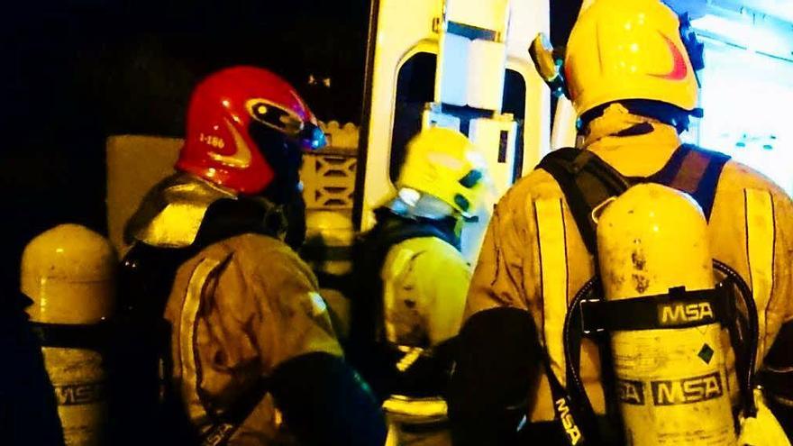 Tres personas intoxicadas en un incendio en El Verger