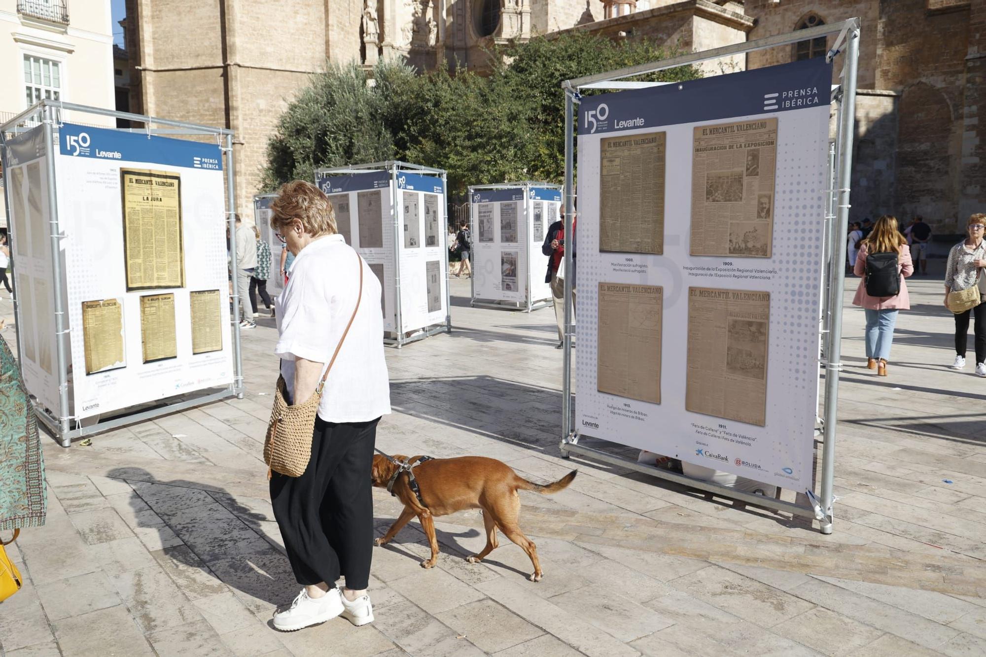 Levante-EMV expone 150 portadas para la historia en la plaza de la Reina