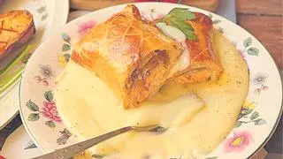 Hojaldre de salmón con crema suave de patata