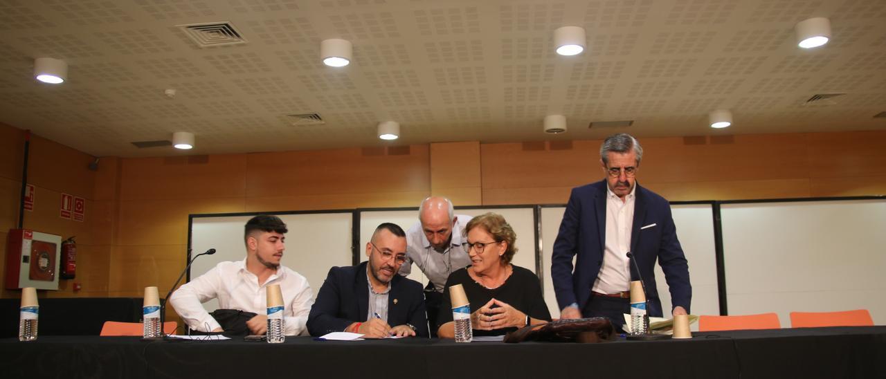 Alcaldes, representantes de la Federación de Municipios y Provincias, del ‘bou al carrer’ y de la Generalitat valenciana se reunieron ayer en Burriana.