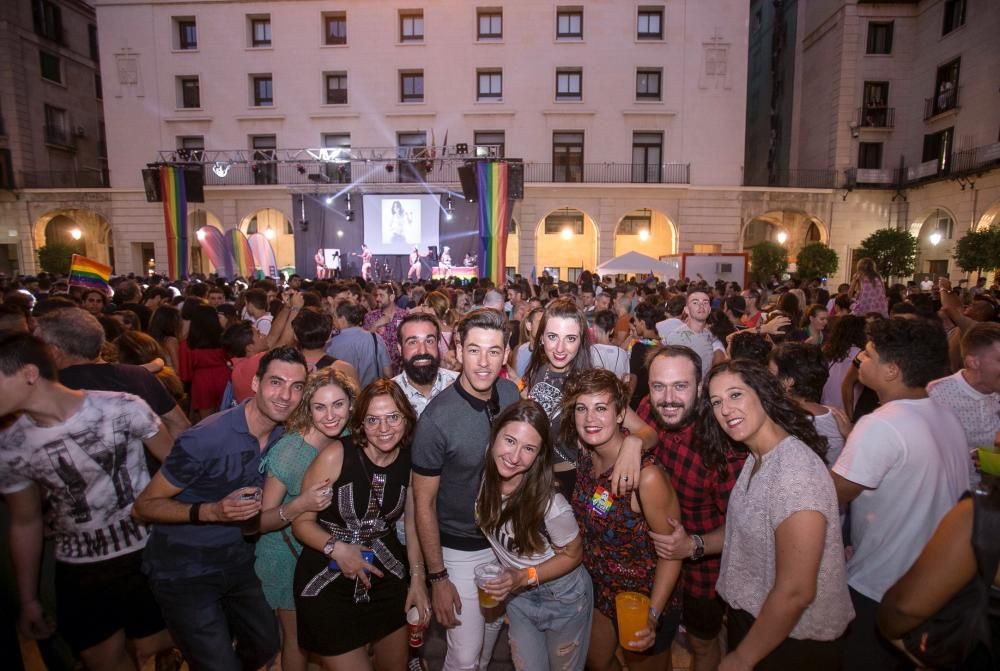 La marcha del Orgullo terminó en la plaza del Ayuntamiento con la lectura del manifiesto.