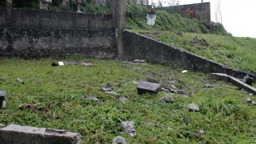 Vecinos de la zona observando el cierre destrozado por el siniestro. // Bernabé / Víctor Espiño