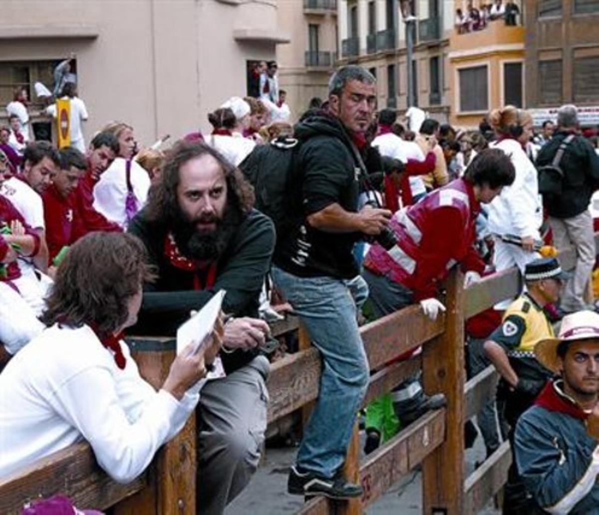 Mikel Urmeneta, amb la melena i tota la barba, a les tanques d’un ’encierro’.