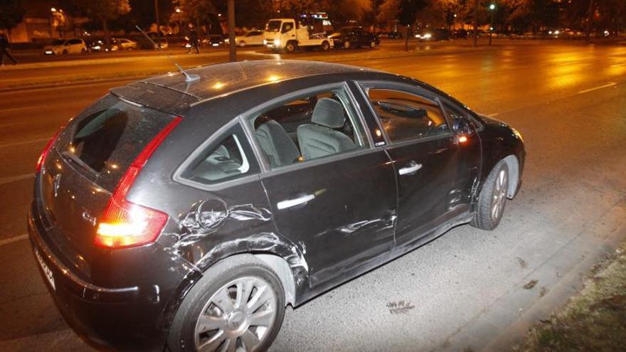 Un ladrón se estrella contra  un coche cuando huía de la policía