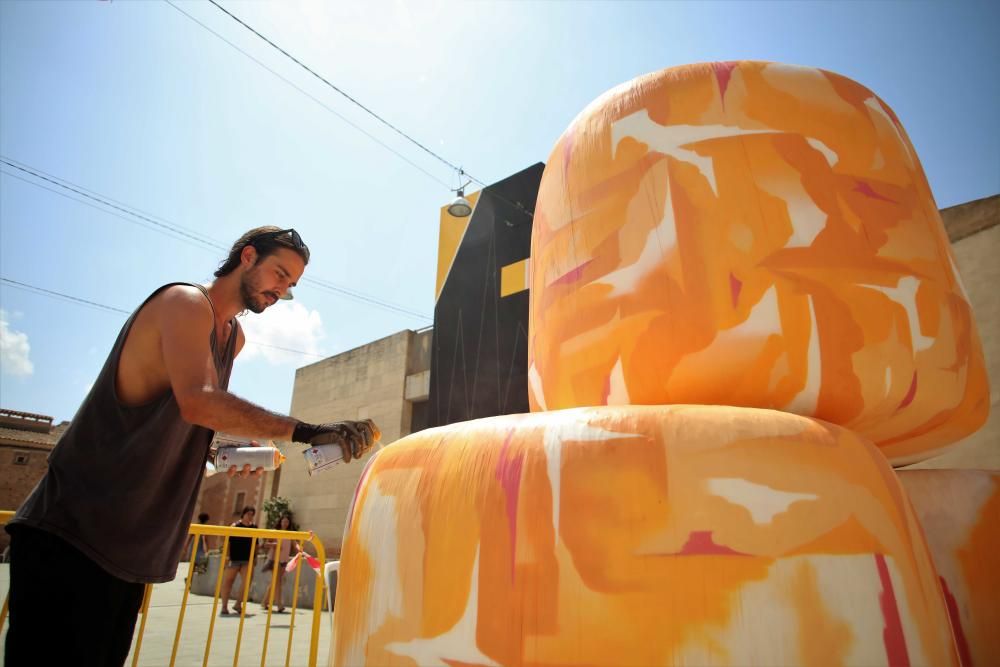 Zziro Zziro arbeitet an seiner Installation auf dem Can Pere Ignasi Platz in Campos.
