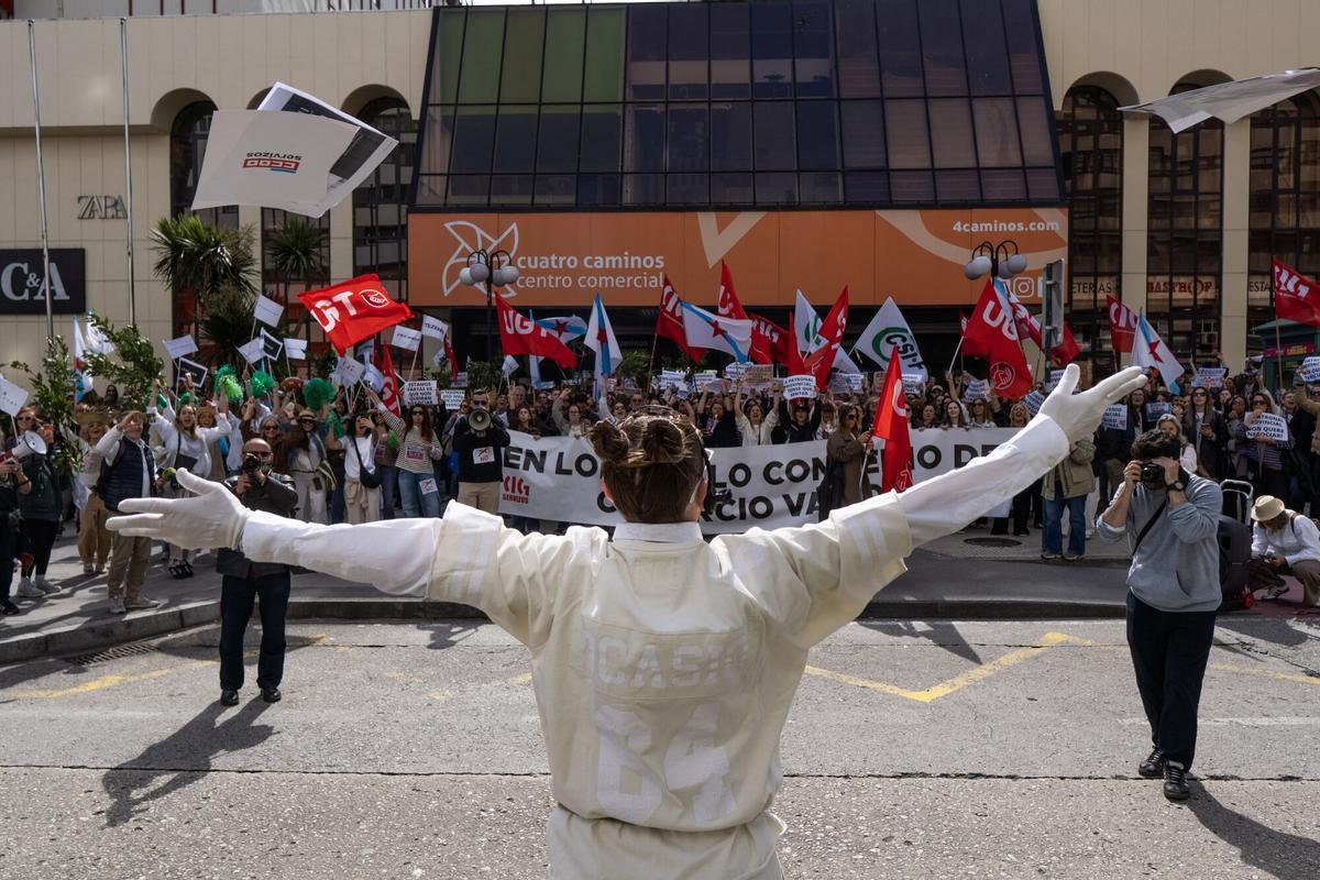 Cientos de personas se han manifestado desde el Centro Comercial Cuatro Caminos