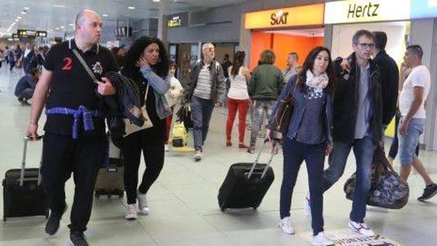 Turistas llegando al aeropuerto de Ibiza hace unas semanas.