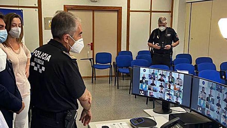 El concejal Martínez-Oliva dio la bienvenida ayer a los 44 aspirantes a agentes de la Policía Local de Murcia.