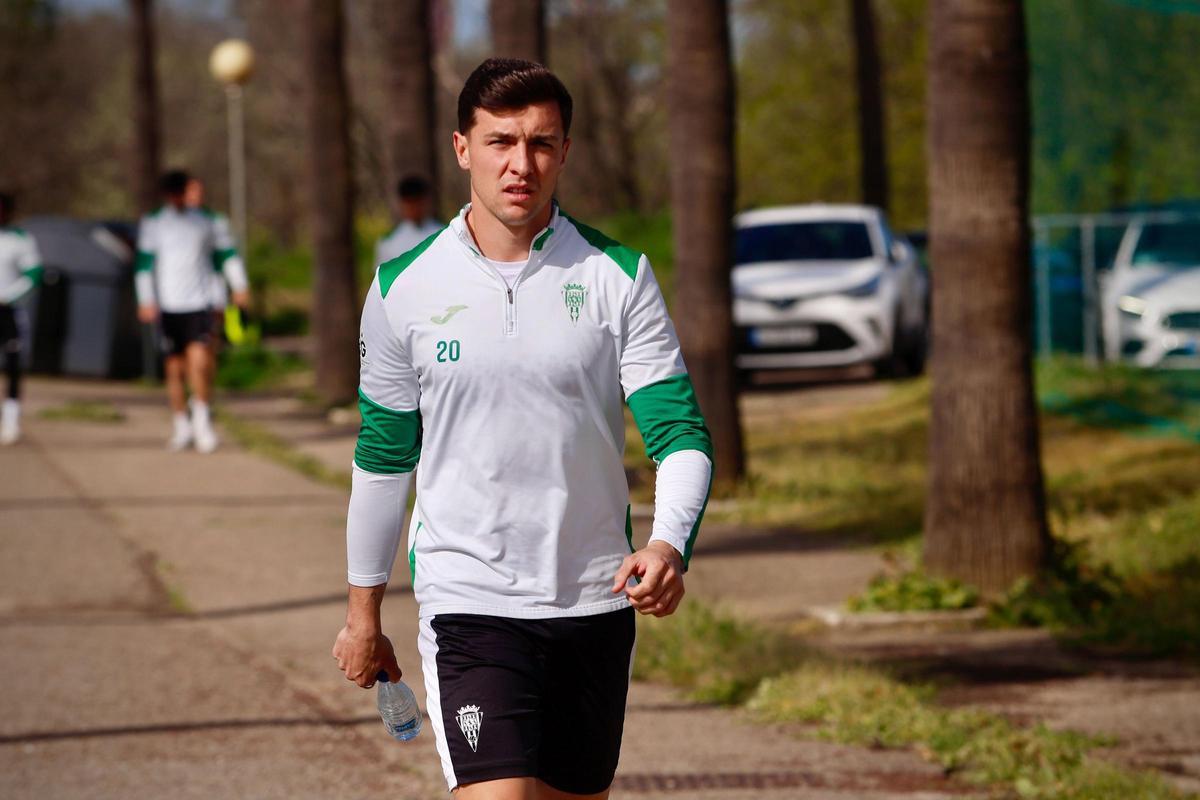 Alberto del Moral llega a la Ciudad Deportiva en un entrenamiento del Córdoba CF.