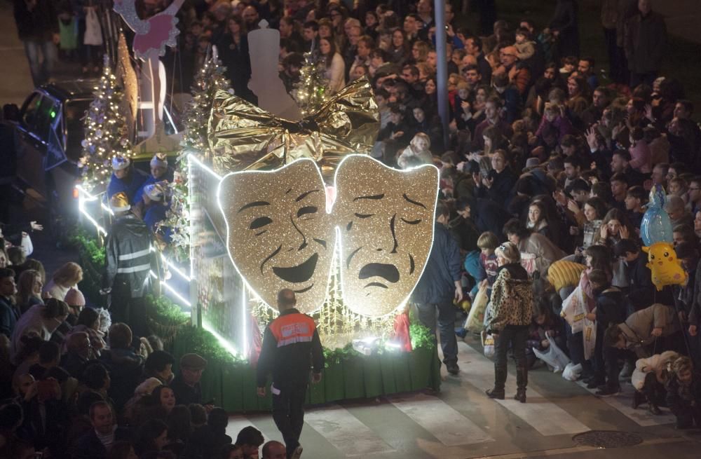 Melchor, Gaspar y Baltasar han recorrido los barrios de la ciudad con sus 13 carrozas y un total de 464 figurantes.