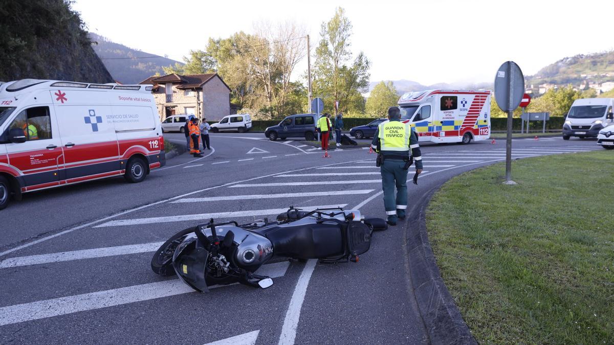 La moto accidentada, en primer término, en la rotonda en la que se produjo el siniestro.