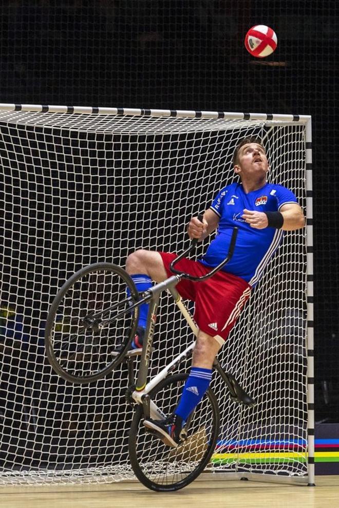 Lukas Schoenenberger en acción durante el partido del grupo B de Cycle Ball entre Liechtenstein y Armenia en el Campeonato Mundial de ciclismo indoor UCI 2019 en Basilea.