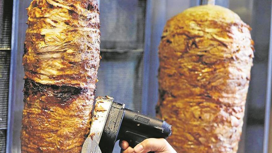 La UE estudia prohibir la venta de kebabs por los riesgos para la salud