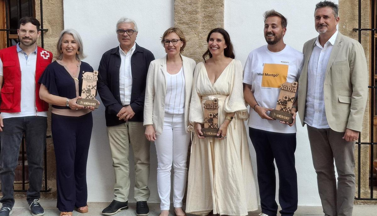 Los premiados junto al director general de Tetma, la alcaldesa y le concejal de Medio Ambiente