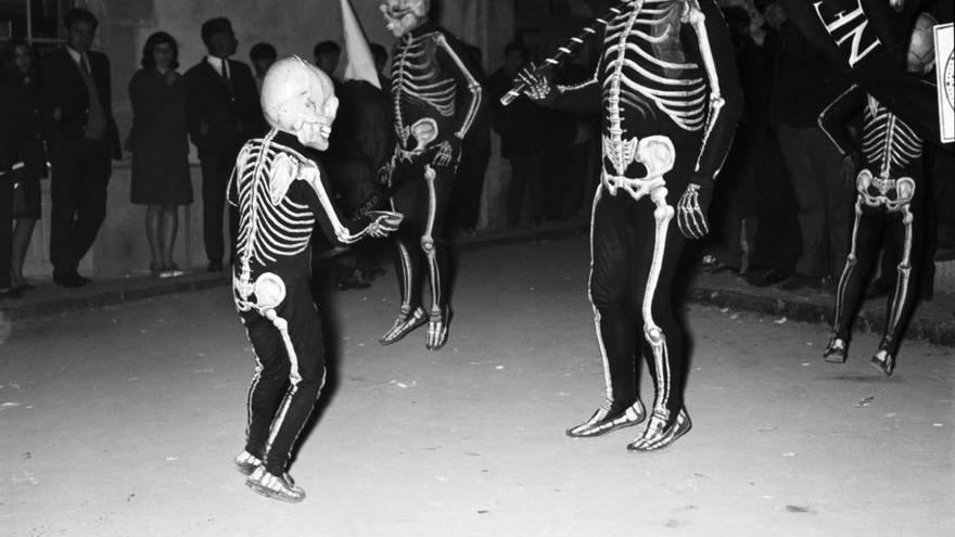 Adults i infants ballant la Dansa de la Mort a Verges, el Dijous Sant del 1967