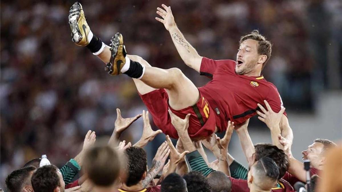 Totti, manteado por sus compañeros al acabar el partido