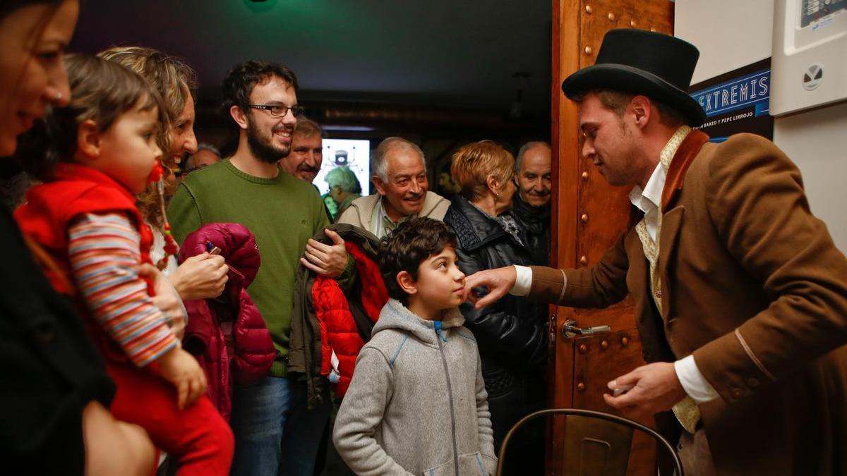 El Sótano Mágico abrió hace un año una escuela de magia que cuenta con 14 alumnos.