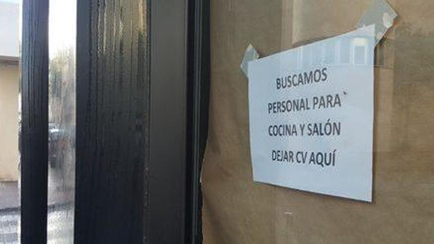 Un anuncio en la puerta de un restaurante pidiendo personal esta semana en Vila.