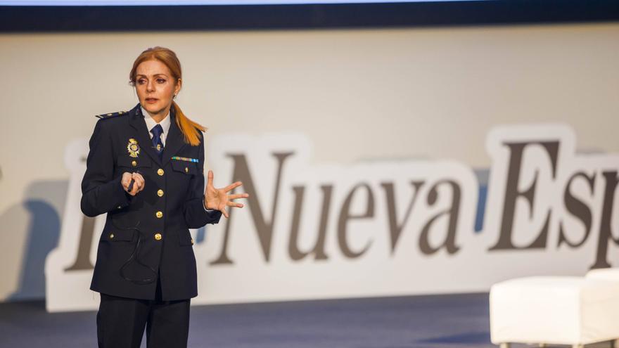 EN IMÁGENES: Así fue la conferencia de la jefa de la Policía Científica de Asturias ante centenares de escolares