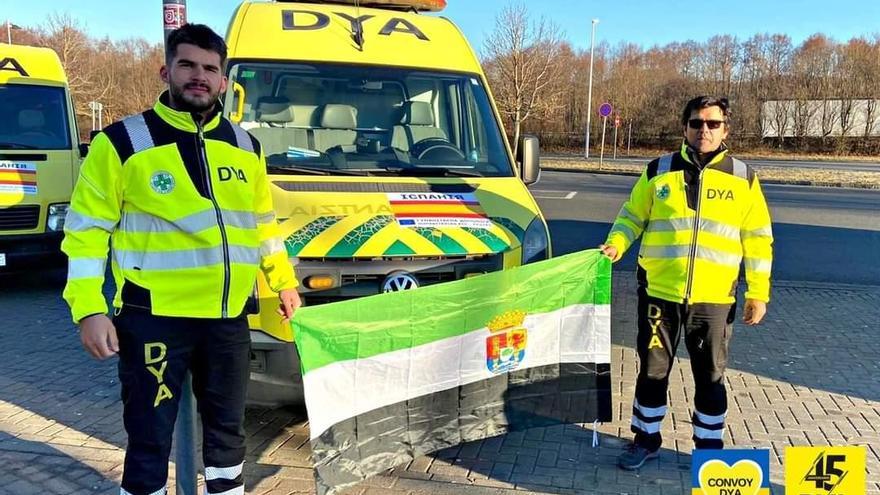 Rumbo a Polonia: Pedro Burgos y Juanjo Plata, voluntarios de DYA, con la bandera extremeña en una de las paradas hacia la frontera con Ucrania.