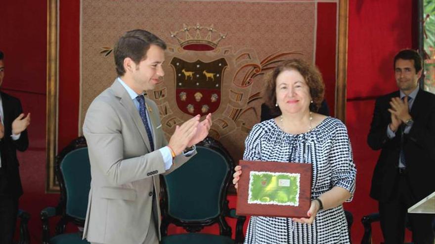 Consuelo Jiménez de Cisneros recibe el premio Juan Valera