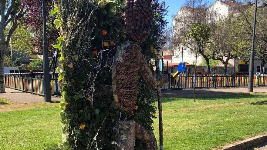 Parte central de uno de los &quot;Maios&quot; expuesto ayer en la plaza de la Alameda de Verín. // FdV