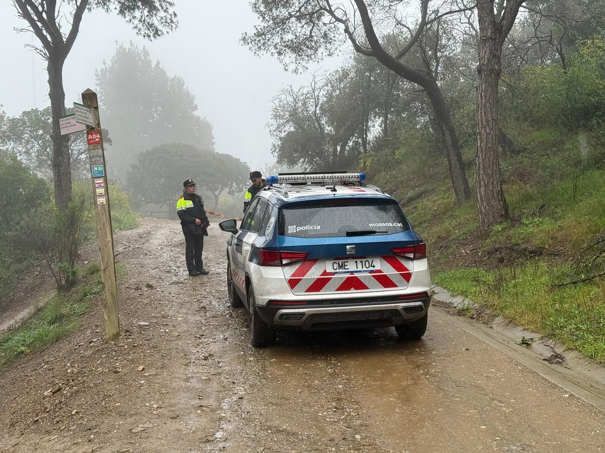 La lluvia se alía con Mossos y Guardia Urbana en el primer fin de semana de cierre de Collserola en Barcelona.