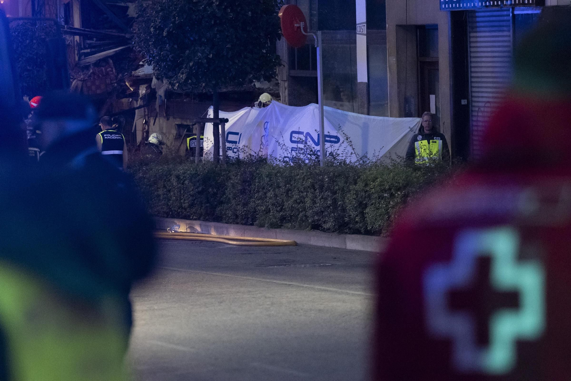 Una explosión derrumba un edificio de Santander y se busca a tres personas desaparecidas