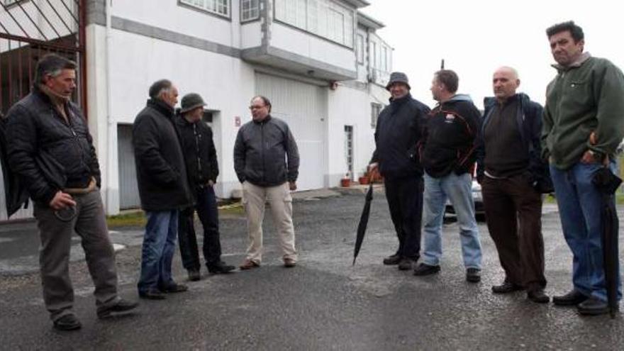 Trabajadores de Transportes y Maquinaria, ayer, concentrados en O Foxo.  // Bernabé / Luismy