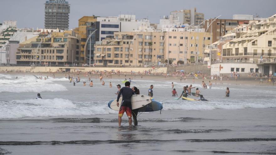 Bañistas, entre microalgas, en Las Canteras