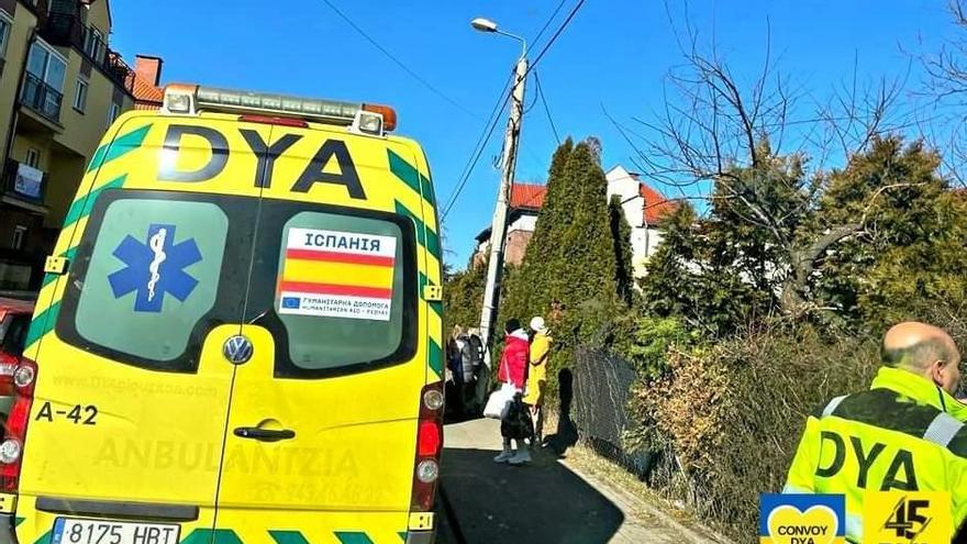 Recogida de refugiados por parte de DYA, ayer en Varsovia.