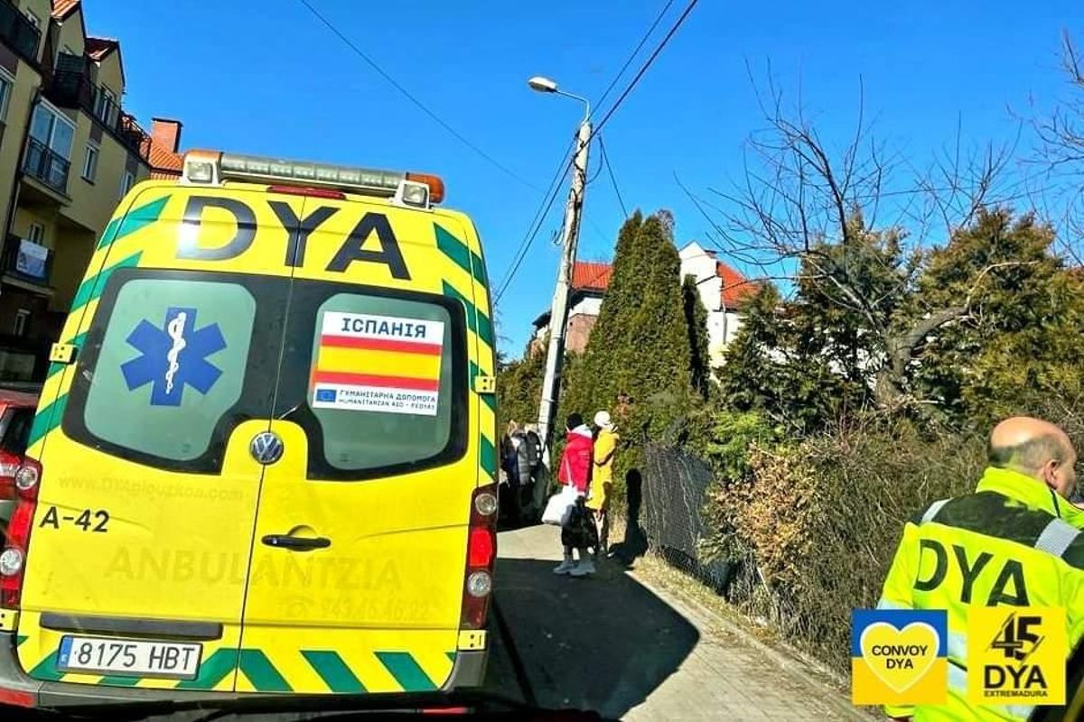 Recogida de refugiados por parte de DYA, ayer en Varsovia.