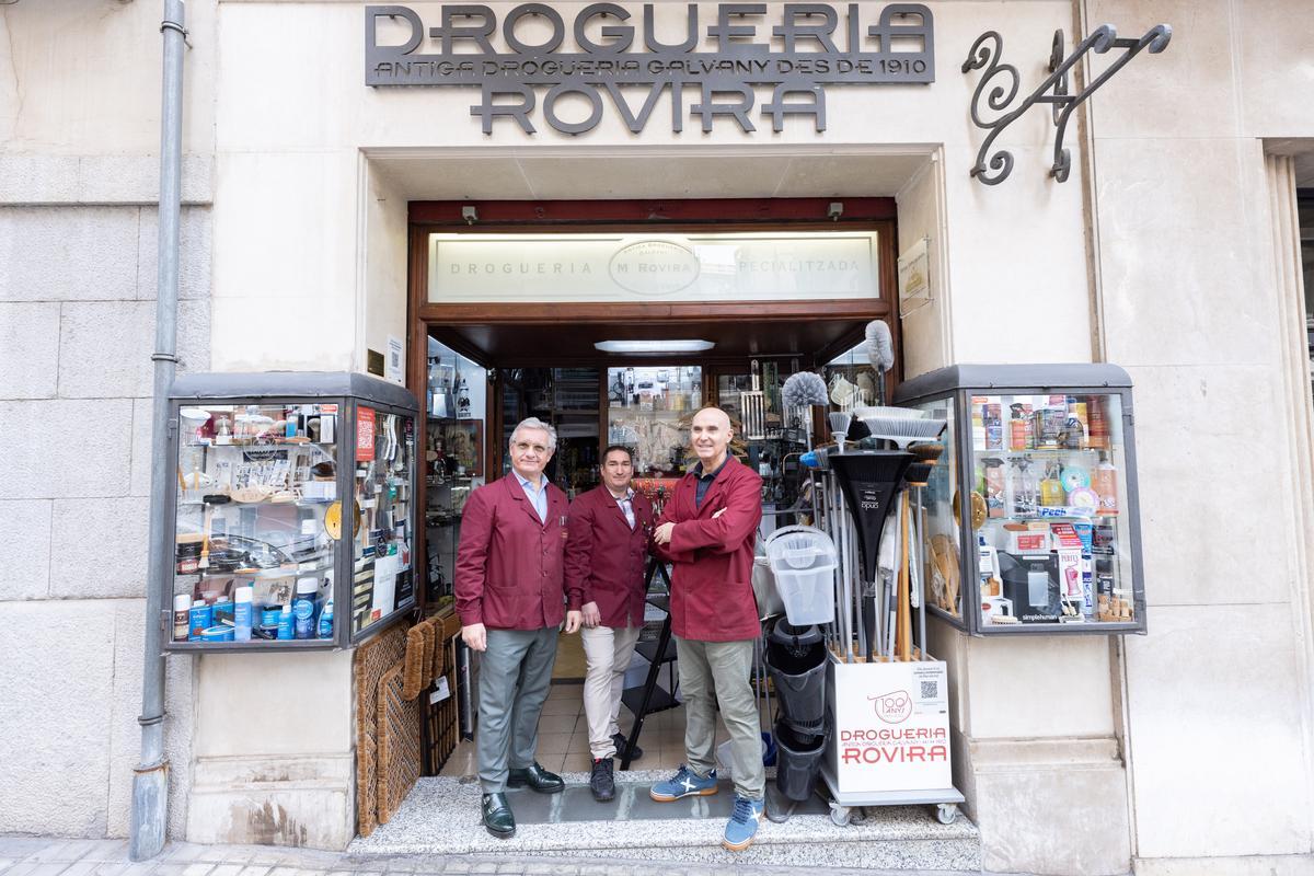 El equipo de la droguería Rovira, en Sant Gervasi, premio al Comercio de Proximidad.