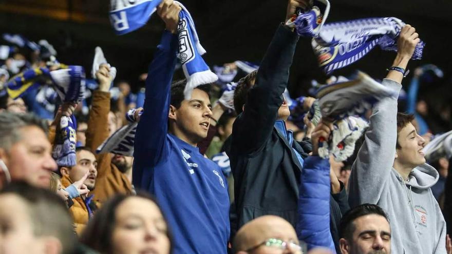 Los aficionados azules celebran la victoria del Oviedo ante el Almería.