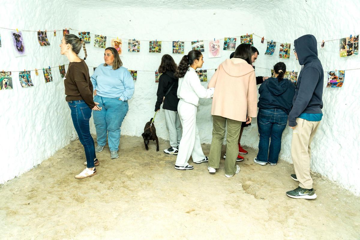 Alumnado del Aula Enclave del IES Tamogante y del IES Doctoral visitaron La Cueva en su inauguración.