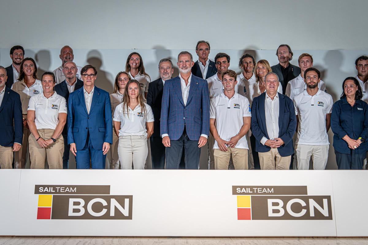 El rey Felipe y el presidente de la generallitat, Salvador Illa, posan durante la institucional bienvenida a los organizadores y participantes de la Louis Vuitton 37ª Copa del América de Vela este jueves, en Barcelona