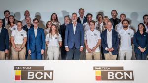 El rey Felipe y el presidente de la generallitat, Salvador Illa, posan durante la institucional bienvenida a los organizadores y participantes de la Louis Vuitton 37ª Copa del América de Vela este jueves, en Barcelona