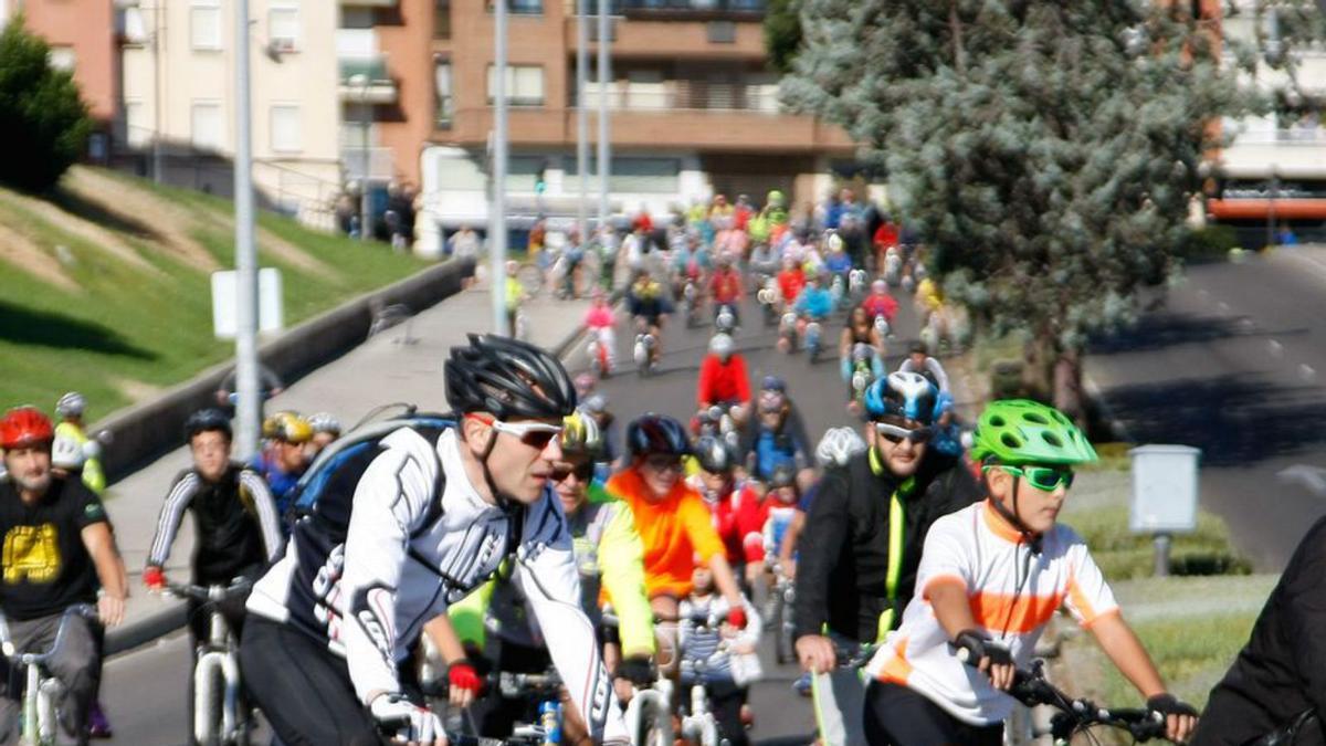 Ciclistas por la ciudad en una edición del Día de la Bicicleta.