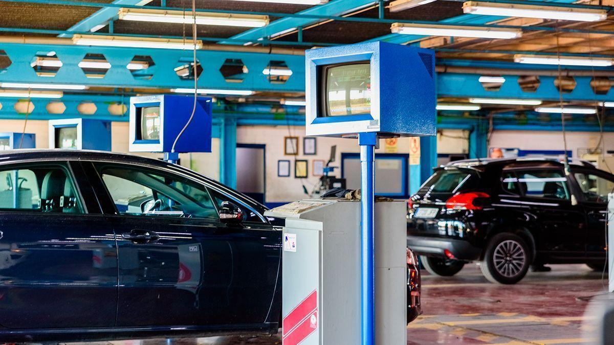 Coches pasando la ITV