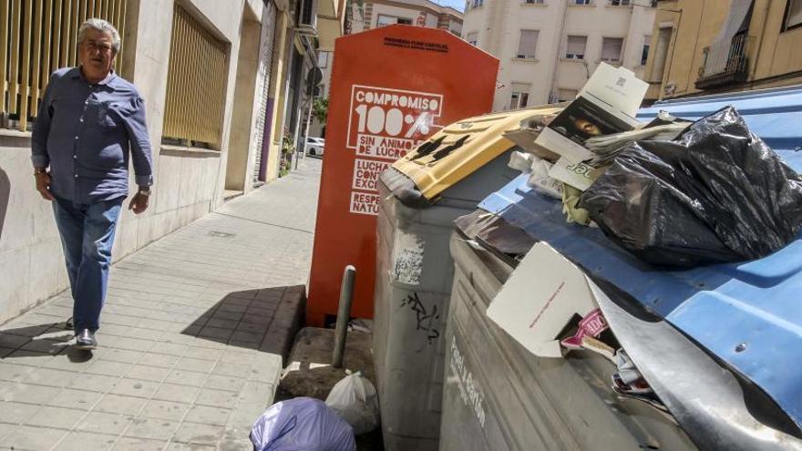 Contenedores desbordados, en una imagen reciente en Alicante