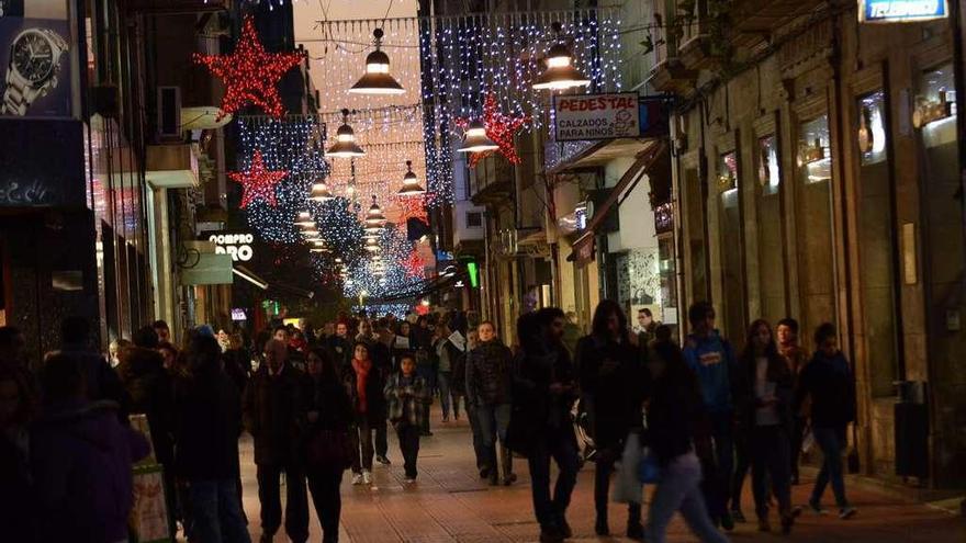 Una calle de la ciudad, repleta de peatones durante las navidades. // Rafa Vázquez