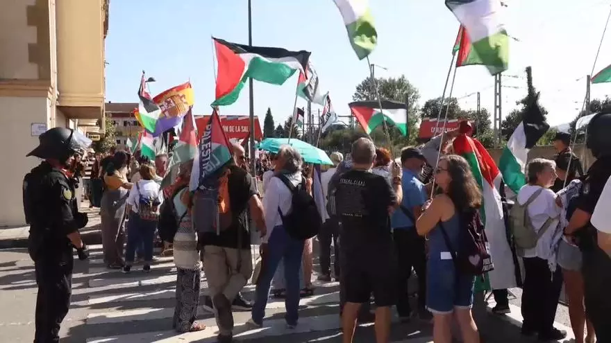 Cacerolada contra la presencia del Israel Premier-Tech en el inicio de la Vuelta en Cabezón de la Sal