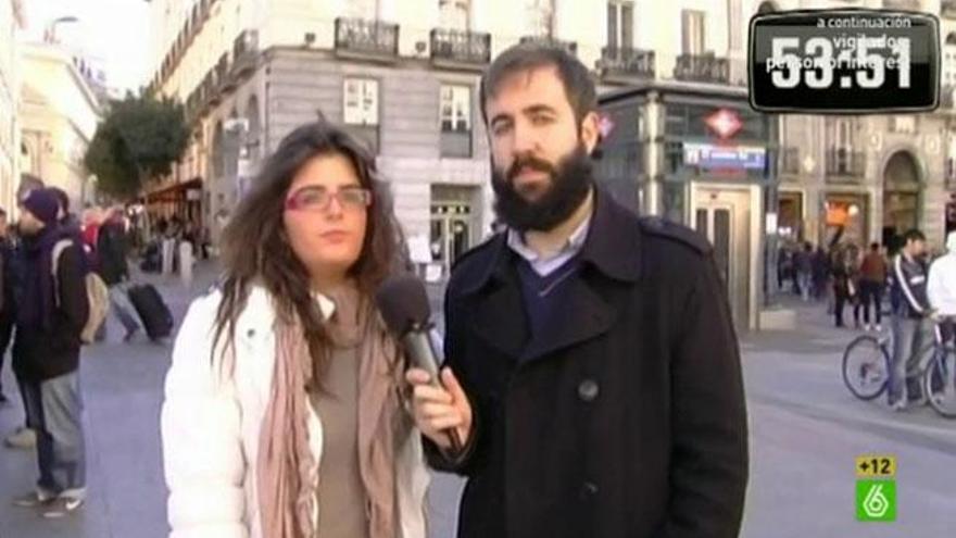 Un reportero de &#039;El Intermedio&#039; entrevista a una joven.