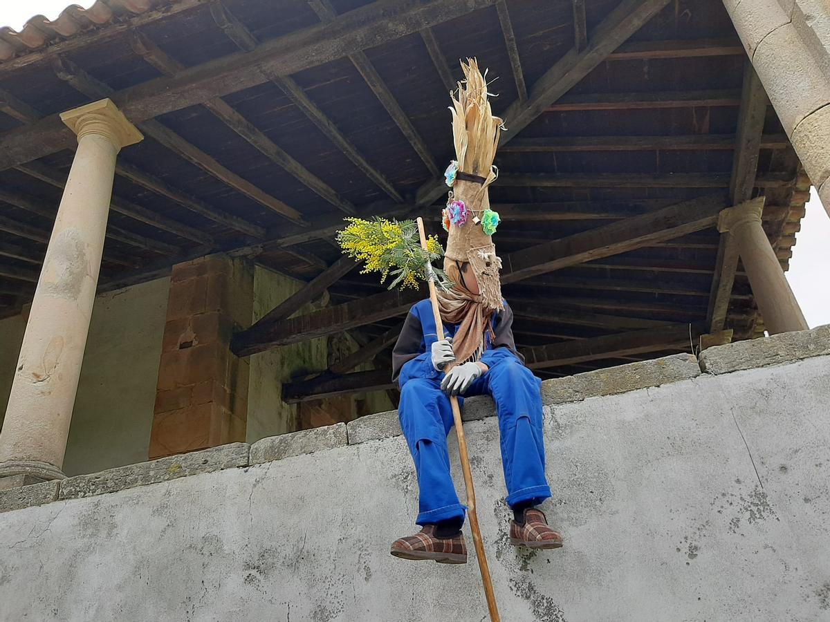 Los Mazacaraos invaden Rozaes para recuperar una tradición que goza de buena salud: el Domingo´l Gordu de la parroquia, en imágenes
